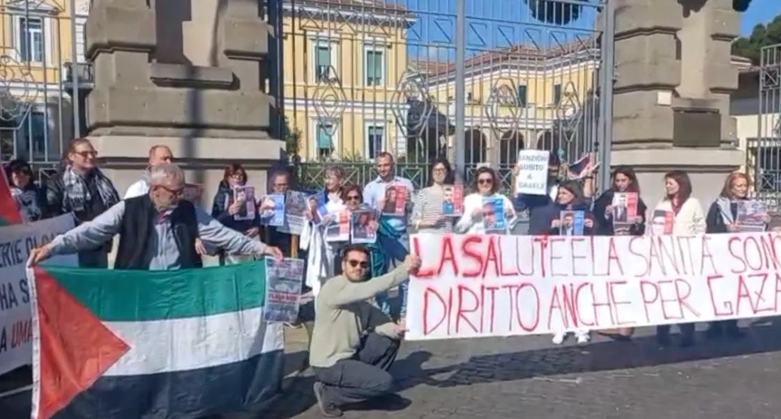 Sanitari per Gaza in piazza davanti agli ospedali di Roma: «Ennesima violazione del diritto internazionale umanitario»
