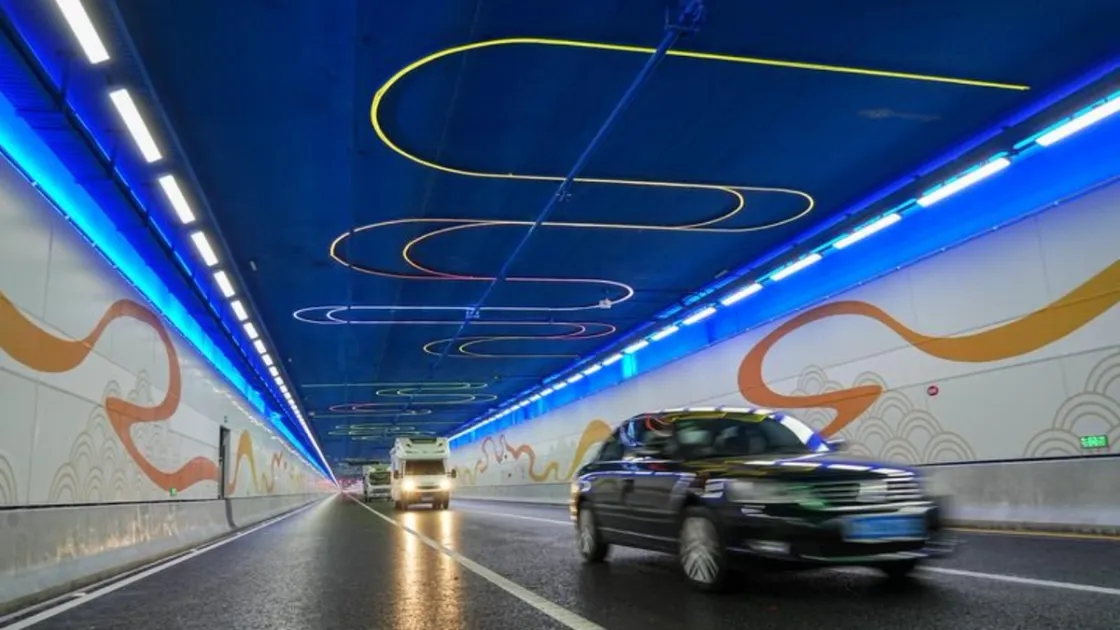 Un veicolo entra nel nuovo tunnel sotto il Fiume Giallo a Jinan, 25 agosto 2026. Fonte: agenzia Xinhua