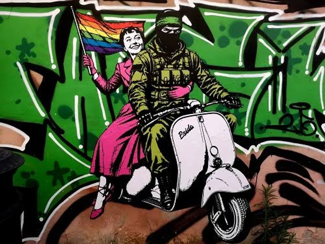 Pride 2026, oltre un milione in piazza ma è polemica: aggredite le Famiglie Arcobaleno. Distrutto il murale nella Gay Street