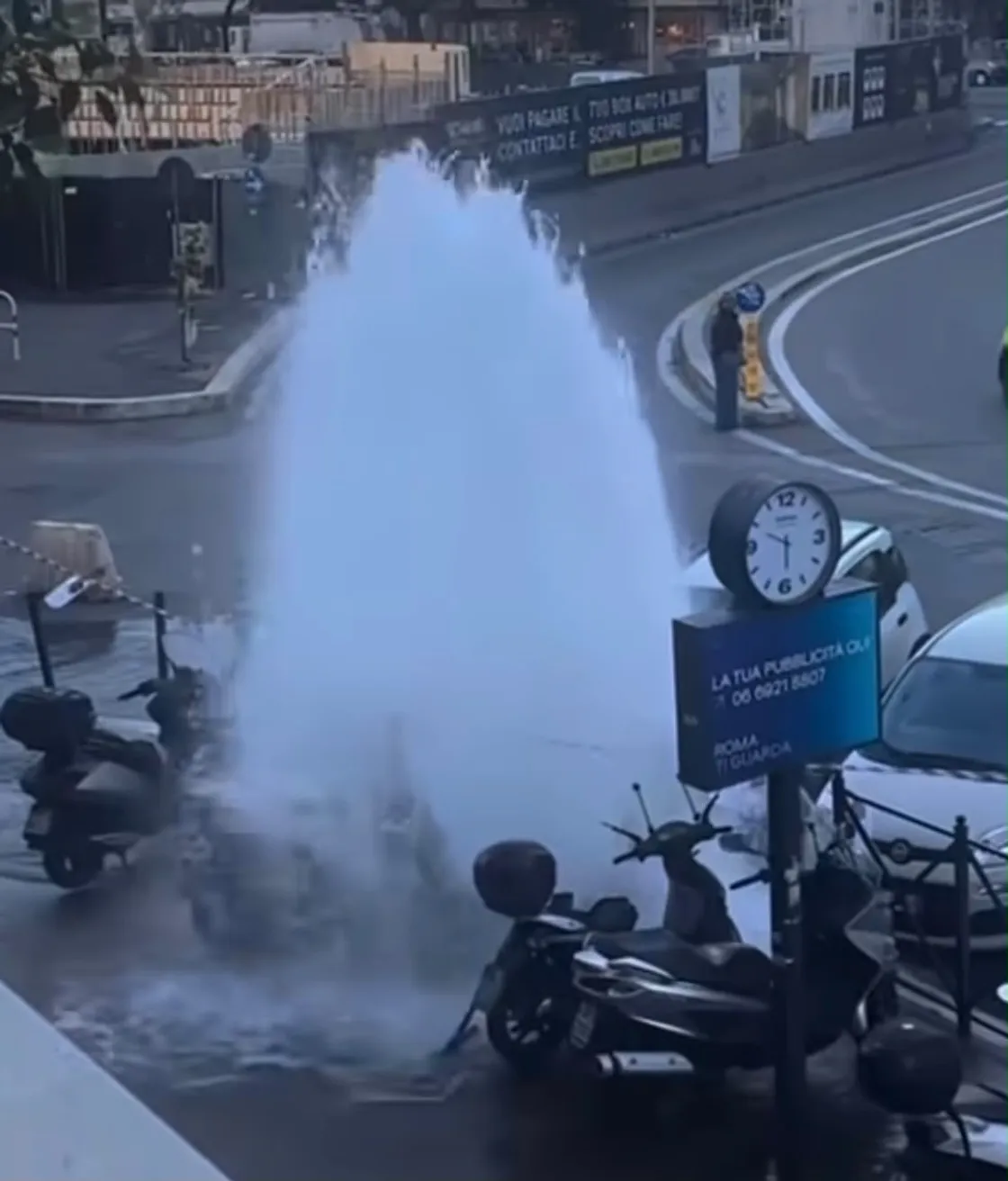 Marconi, esplode una tubatura a piazza della Radio: geyser d’acqua e strade allagate