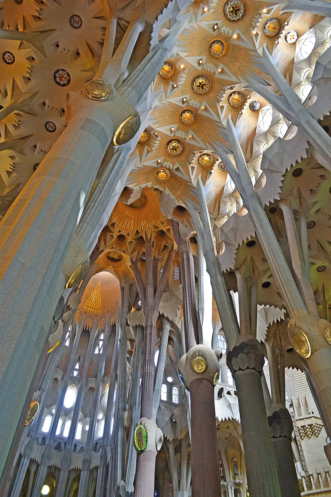 Il viaggio di Papa Leone XIV in Spagna e il centenario del genio di Gaudí. L'intervista all'architetto Claudio Renato Fantone ci permette di esplorare la Sagrada Família