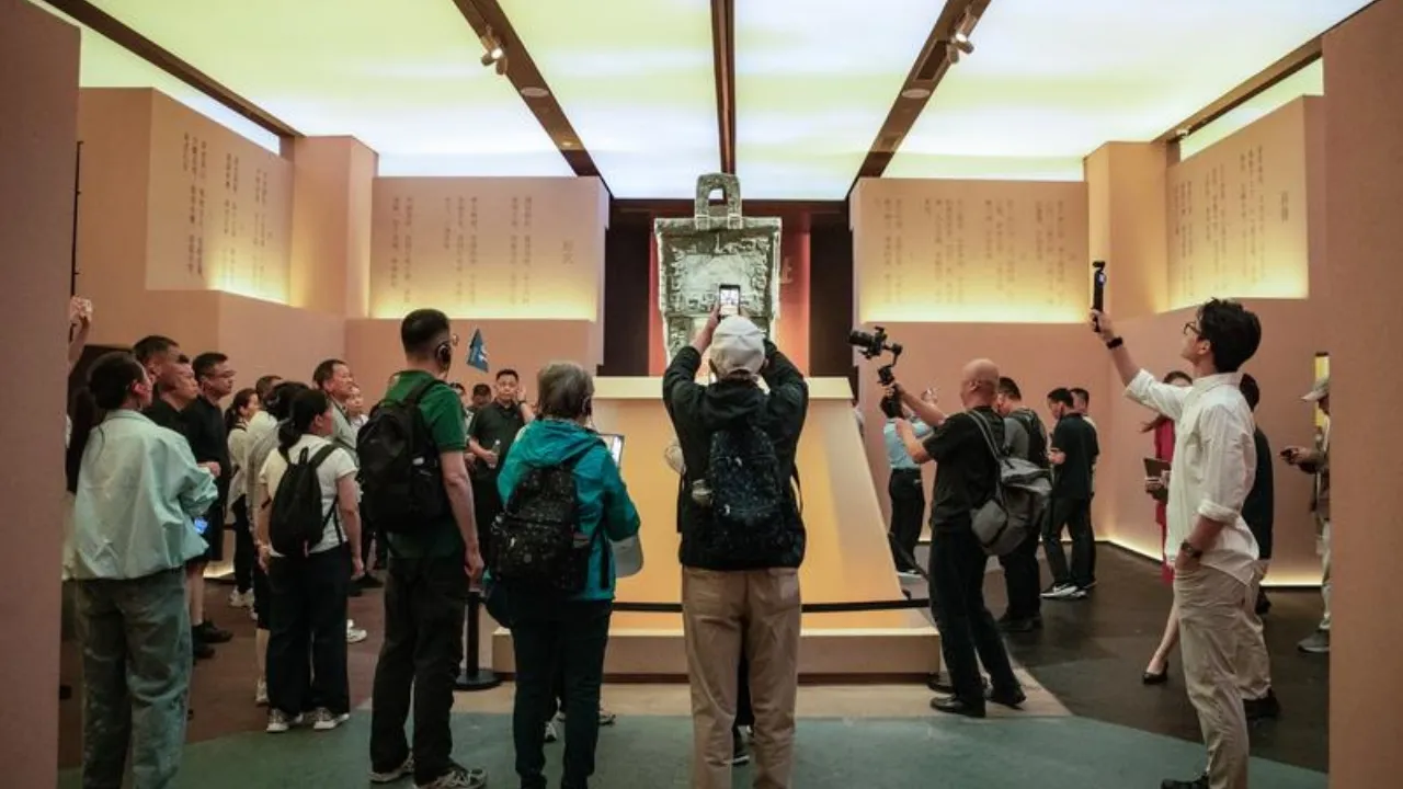 Visitatori fotografano un reperto esposto al Museo Yinxu di Anyang, nell’Henan. Foto Xinhua