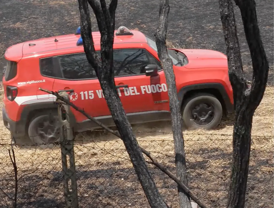 Incendio all’Aurelio: pompieri ancora al lavoro tra le fumarole