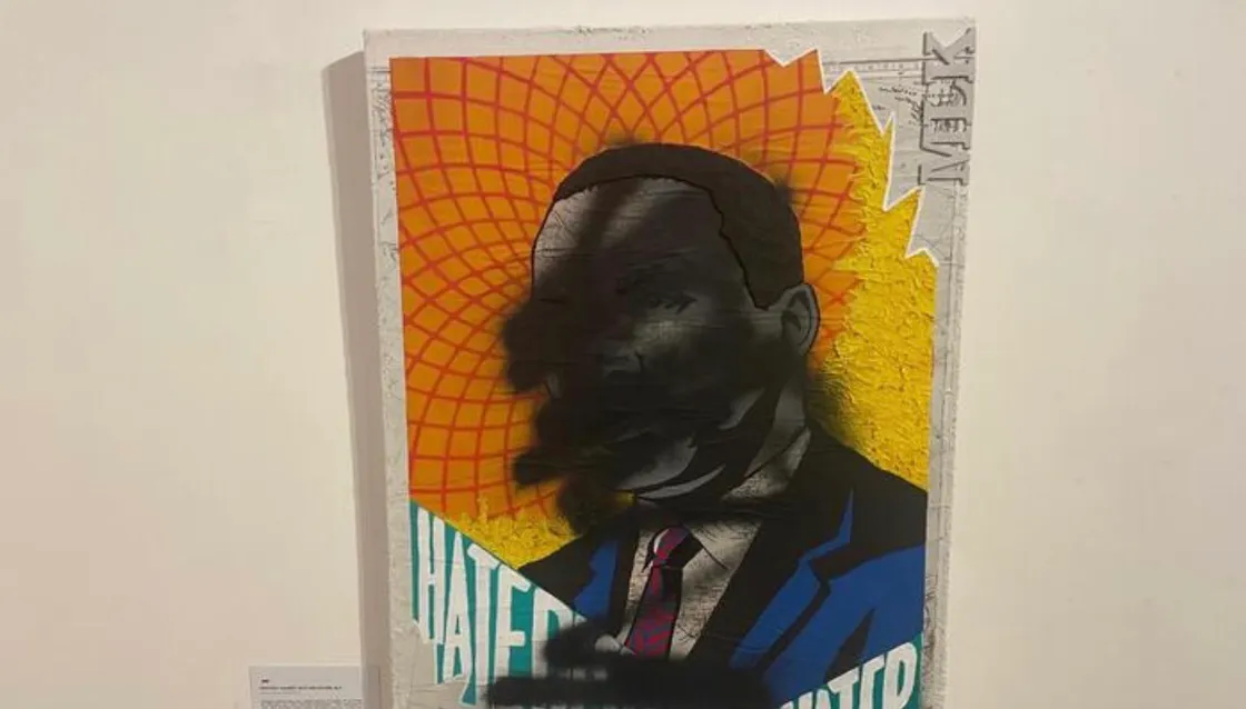 Laika, vandalizzate a Roma le opere della mostra «The Collapse of Democracy»: «Un gesto squadrista»
