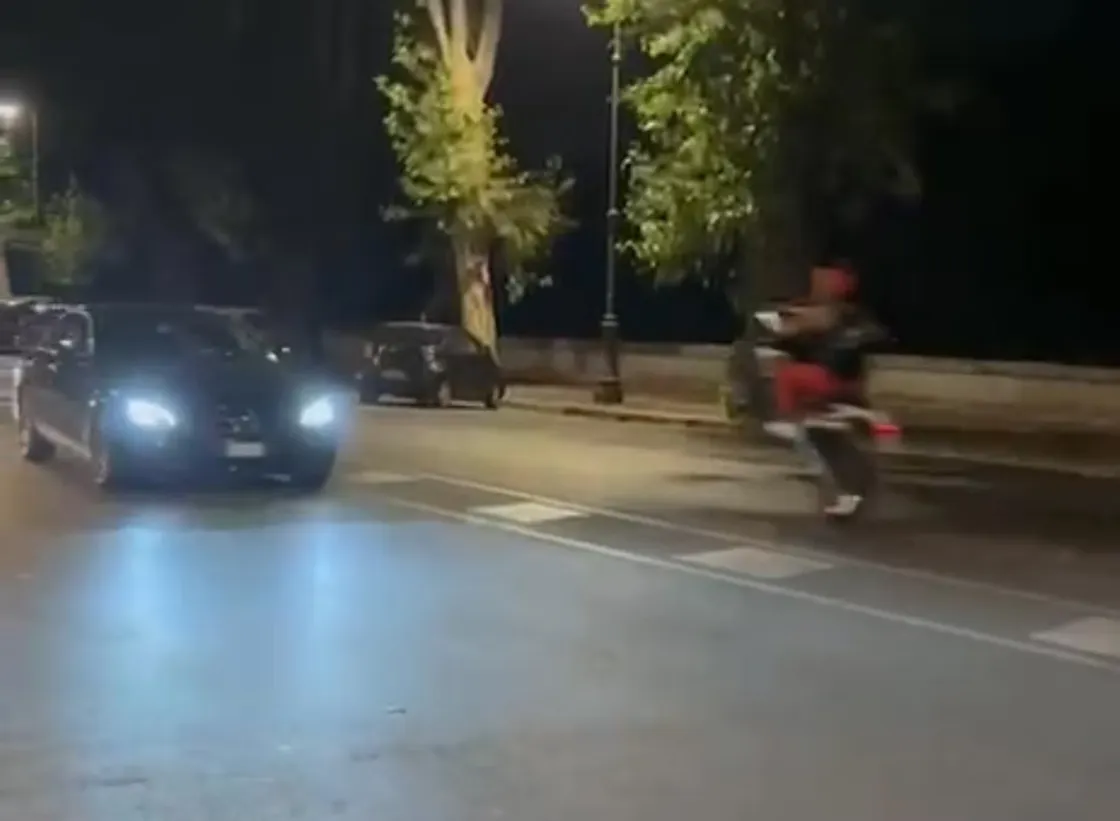Corse illegali sul Lungotevere: il motociclista su Instagram avverte: «Non ci fermeranno mai» [VIDEO]