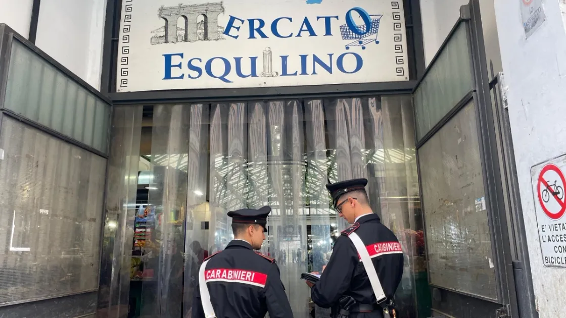 Mercato Esquilino, distrutti 100 chili di cibo: 5 arresti e una pistola sequestrata nei controlli in quartiere
