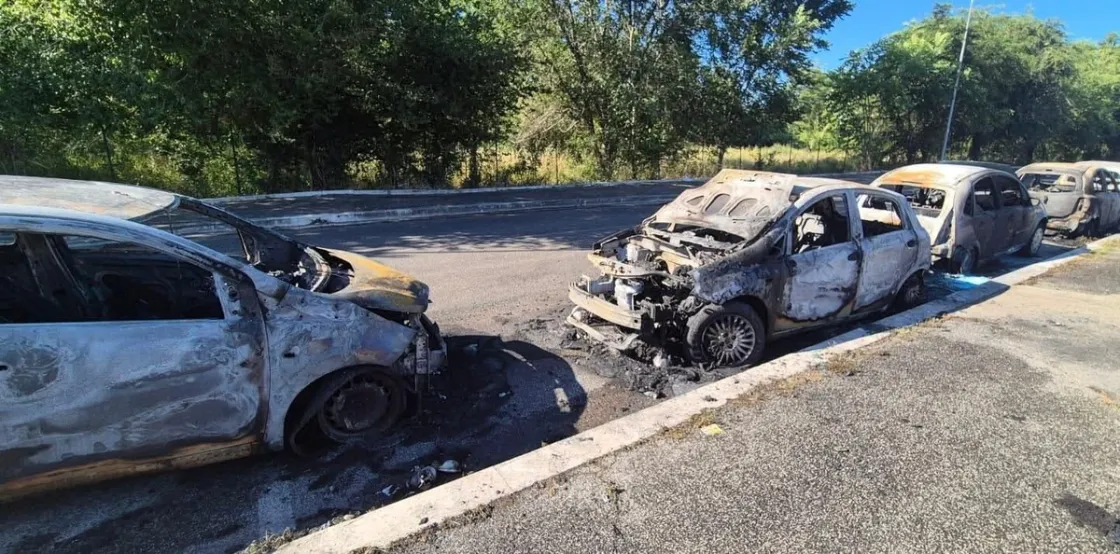Distrutte da un incendio cinque auto a Pietralata, il presidente del Municipio: «Sulla sicurezza l'impegno dei Comuni non basta, serve l'intervento del Governo»