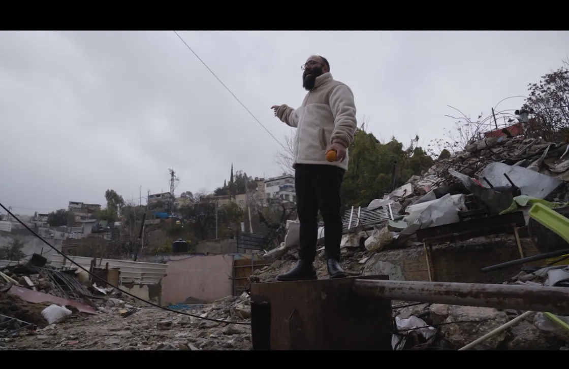 “A round to a palestinian village” di Elia Andreotti: documentario che segue un gruppo di giovani volontari impegnati in un progetto ambientale in Palestina.
