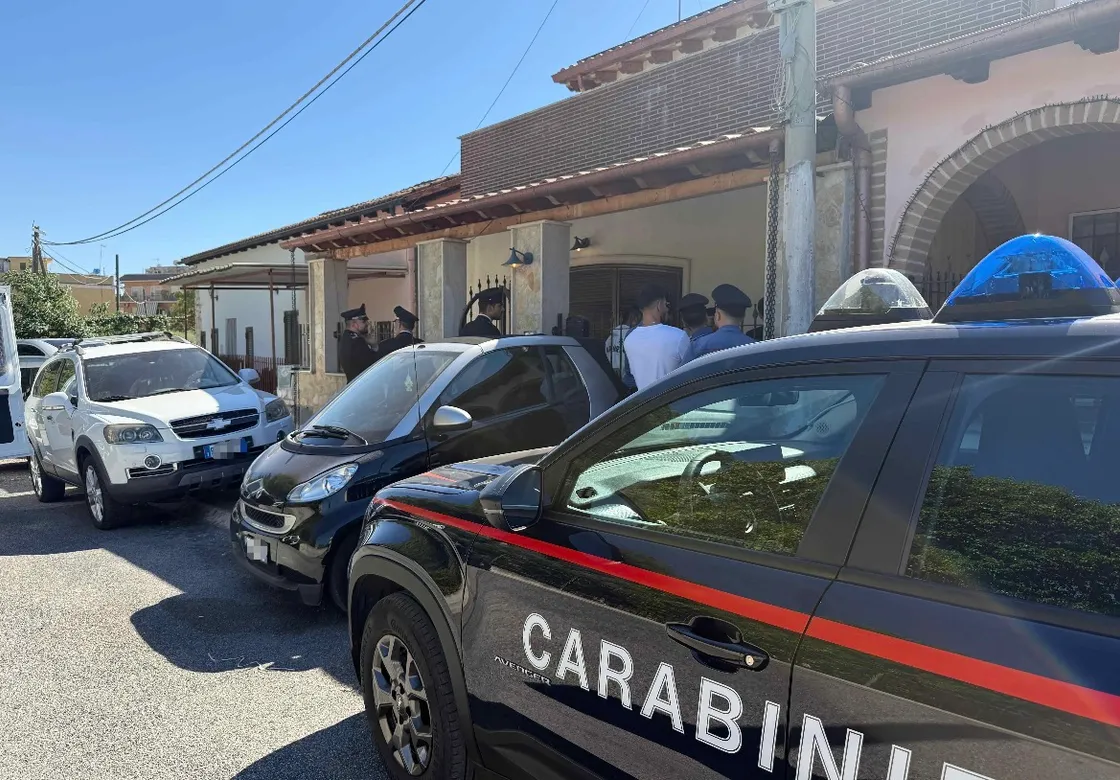 Roma, marito, moglie e figlia di 5 anni trovati morti in casa: si indaga sull’ipotesi di omicidio-suicidio