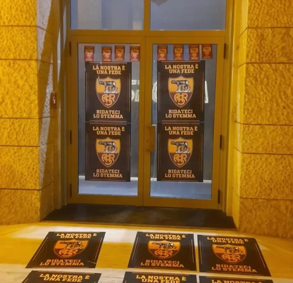 “Ridateci lo stemma”, i giallorossi tappezzano Roma di manifesti