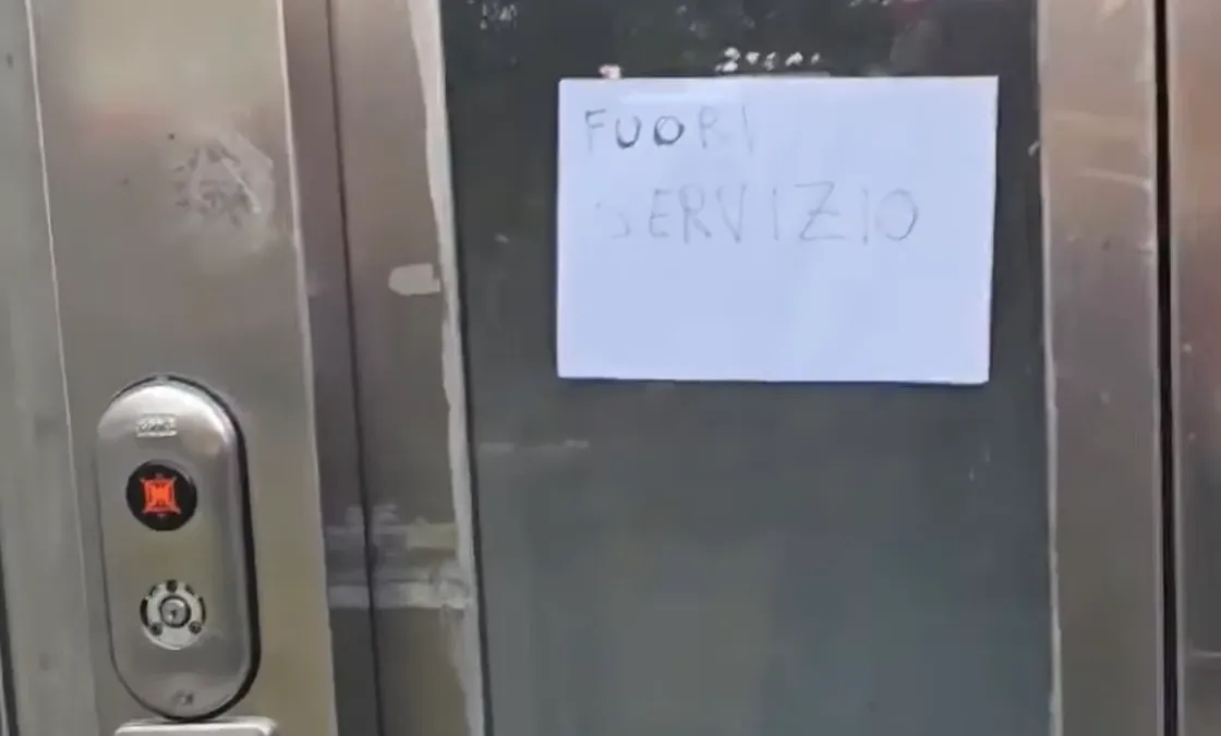 Anagnina, ascensore della metro fuori servizio per vandalismo: serviranno alcuni giorni per ripararlo