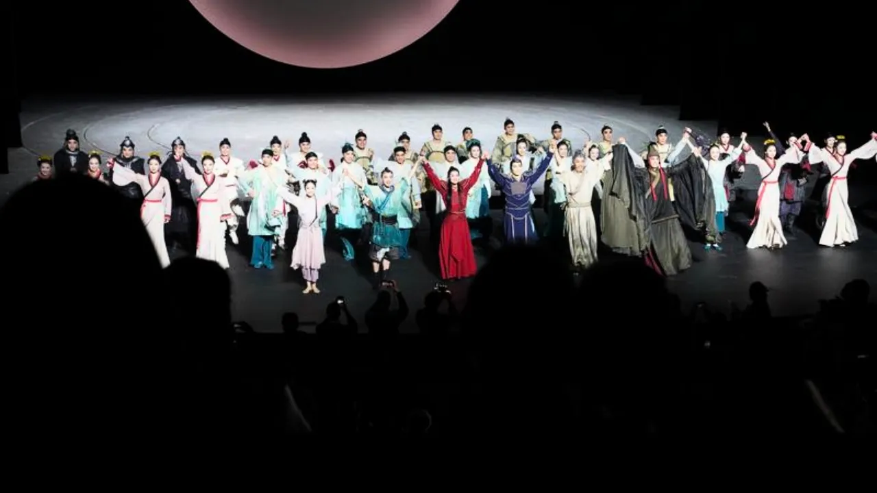 New York, 19 settembre 2026. Gli artisti salutano il pubblico al termine della rappresentazione di Mulan. Foto Xinhua/Zhang Fengguo