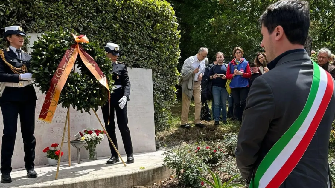 Il presidente del XII municipio Elio Tomassetti alla Festa della Liberazione a Forte Bravetta il 25 aprile 2024 (Facebook)