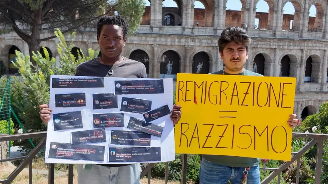 La protesta di Kilian Joao Carvo Faustino (a destra) e Lukman Cortoni (a sinistra)