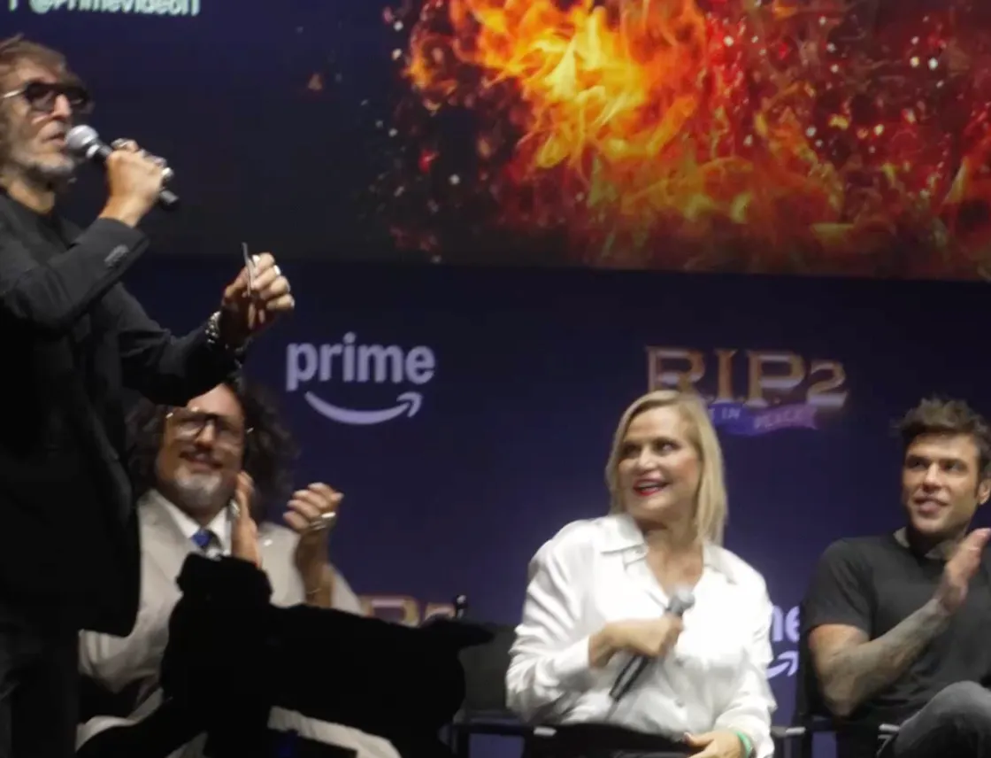 Roast in Peace 2, Fedez, Simona Ventura e Asia Argento al loro «funerale»: il comedy show torna su Prime Video
