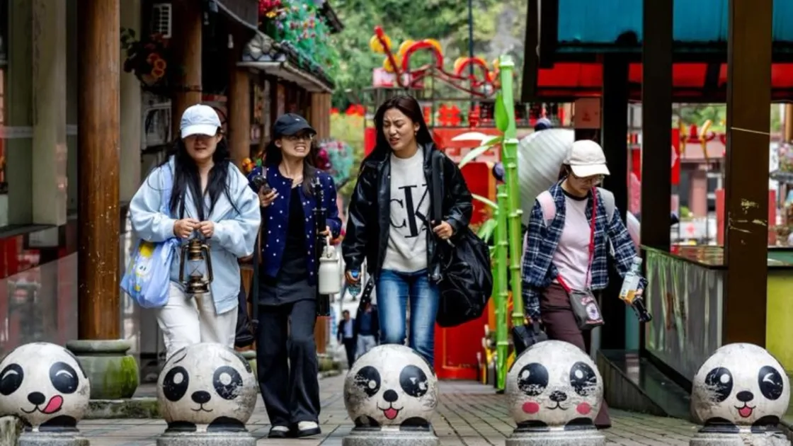 Turiste visitano un antico borgo nella cittadina di Muping, nel Sichuan, il 17 ottobre 2026 (Foto agenzia Xinhua)