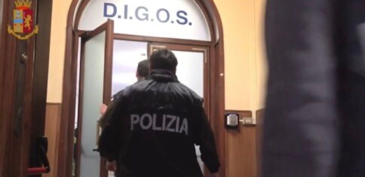 Agente davanti all’ufficio Digos, fotografia di repertorio pubblicata da La Capitale