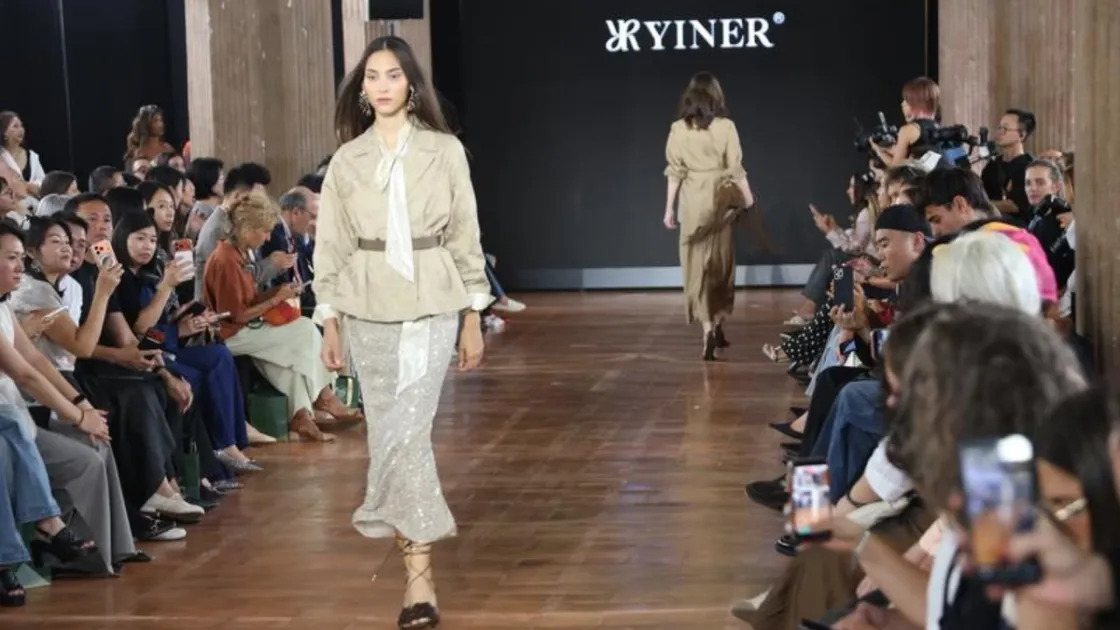 Milano, 22 settembre 2026. Una modella presenta una creazione di YINER durante lo Shenzhen Futian Fashion Event alla Milano Fashion Week Primavera/Estate 2027. Foto Xinhua/Michele Novaga
