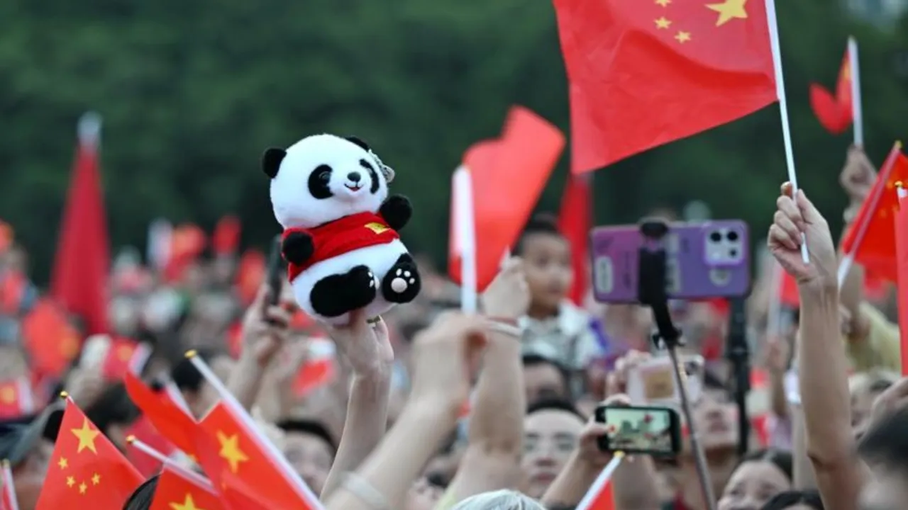 La cerimonia dell’alzabandiera in piazza Wuyi a Fuzhou per il 77° anniversario della fondazione della Repubblica popolare cinese. Foto Lin Shanchuan/Xinhua