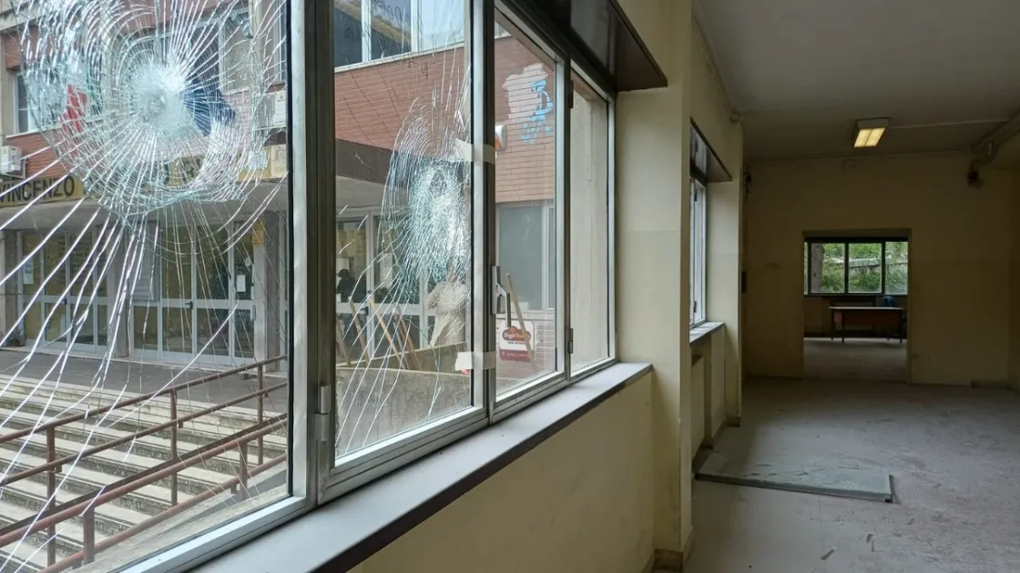 Raid vandalico all’istituto Ruiz all’Eur: 15 persone nella scuola in otto minuti, danni per 20mila euro