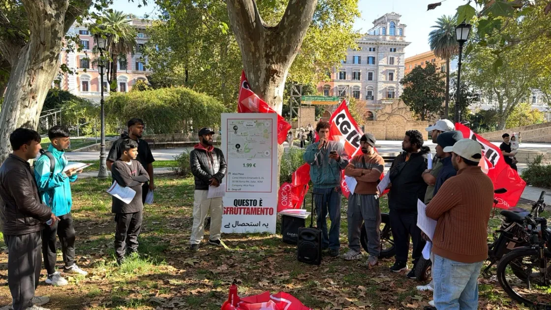 A Roma la protesta dei riders: «Servono paghe più alte, il costo della benzina è raddoppiato»