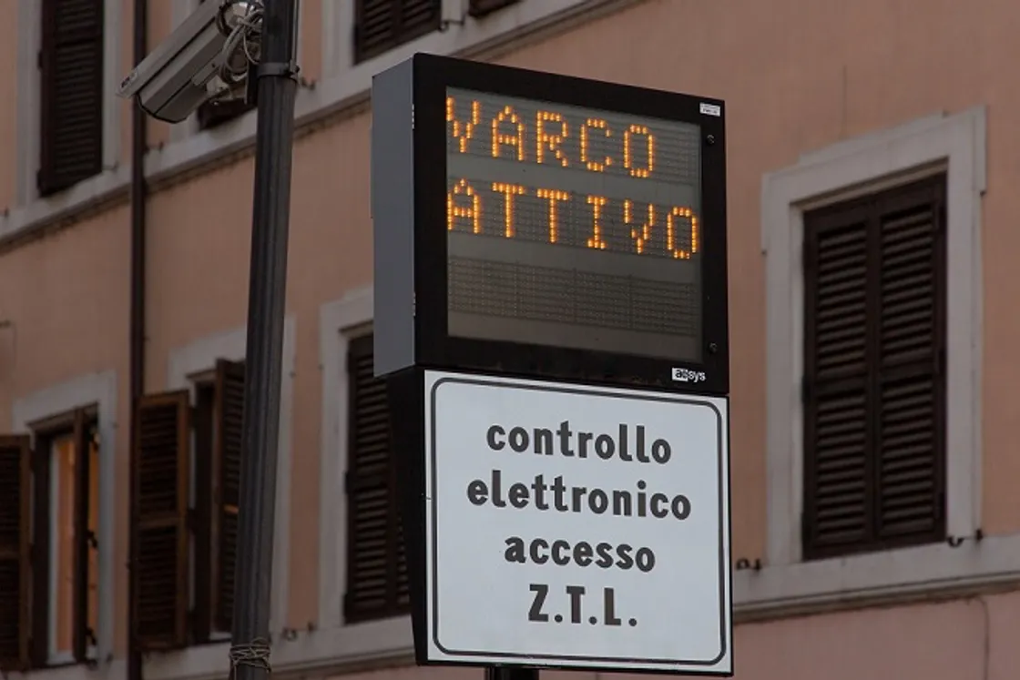 Ztl Roma, cambia l’accesso per i veicoli legati ai contrassegni disabili: cosa succede dal 22 agosto