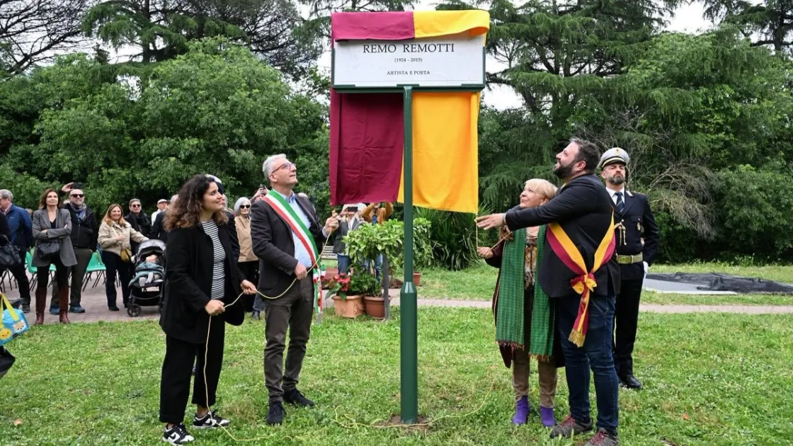 La scoperta della targa al parco Remo Remotti (Foto di Maria Laura Antonelli)