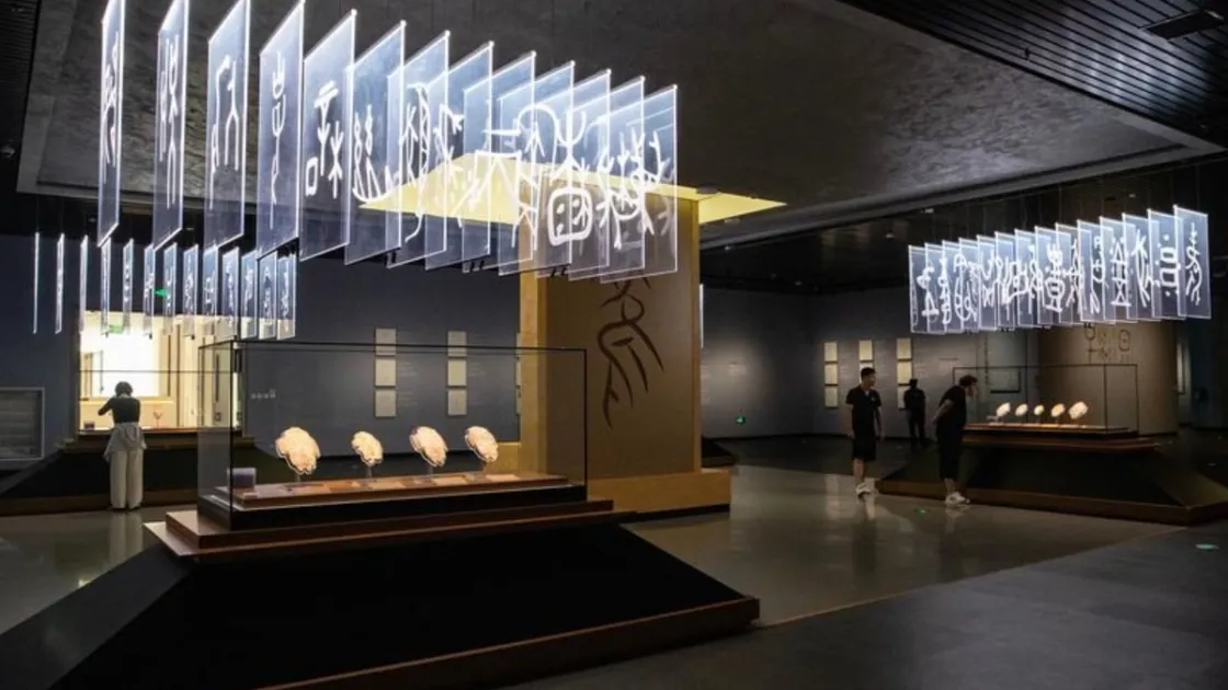 Visitatori nelle sale del Museo Yinxu, dedicato alla civiltà Shang. Foto Xinhua