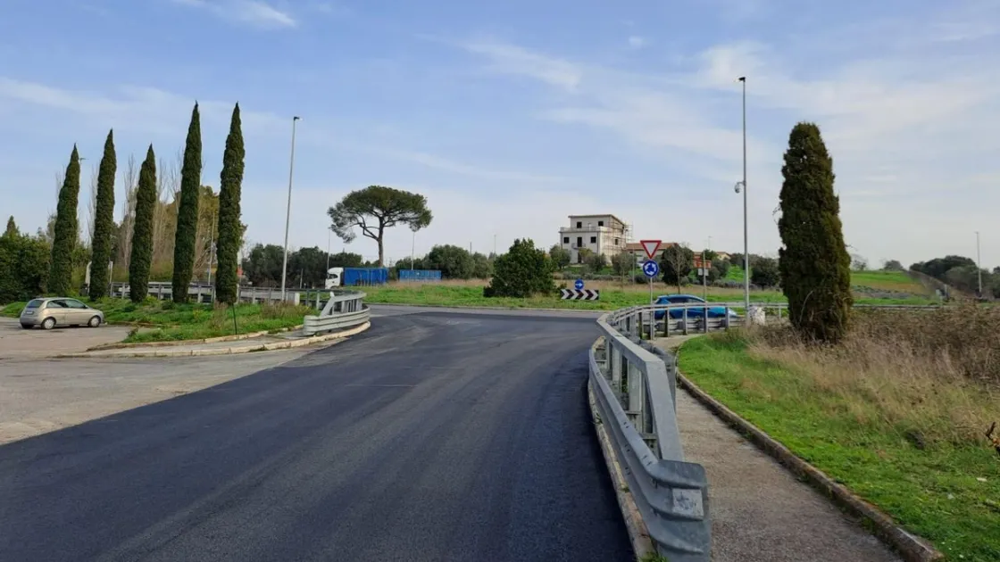 Viabilità, conclusi i lavori sulle rotatorie della S.P. 95/b Laurentina: interventi in atto sulla S.P. 51 Maremmana