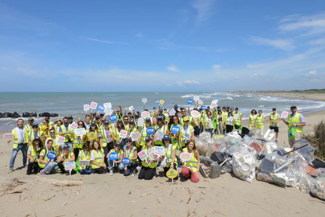 Ripulita la spiaggia di Coccia di Morto, in occasione della Giornata mondiale dell'ambiente: raccolti oltre 650 chili di rifiuti