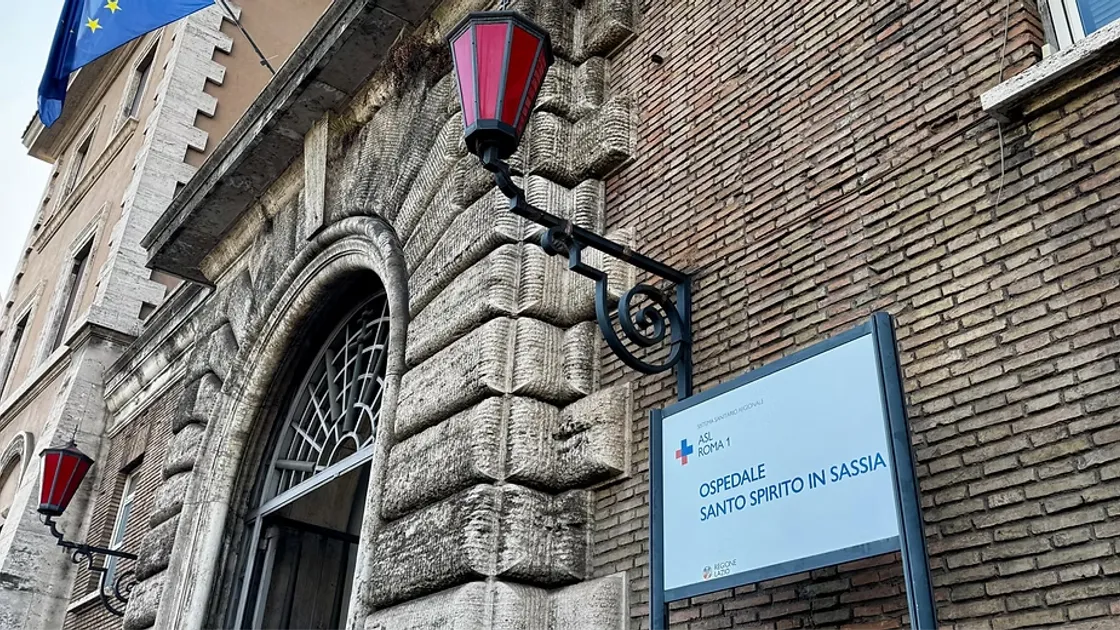 Incidente tra volanti, fuori pericolo uno degli agenti feriti. I genitori: «Lo stanno dimettendo»