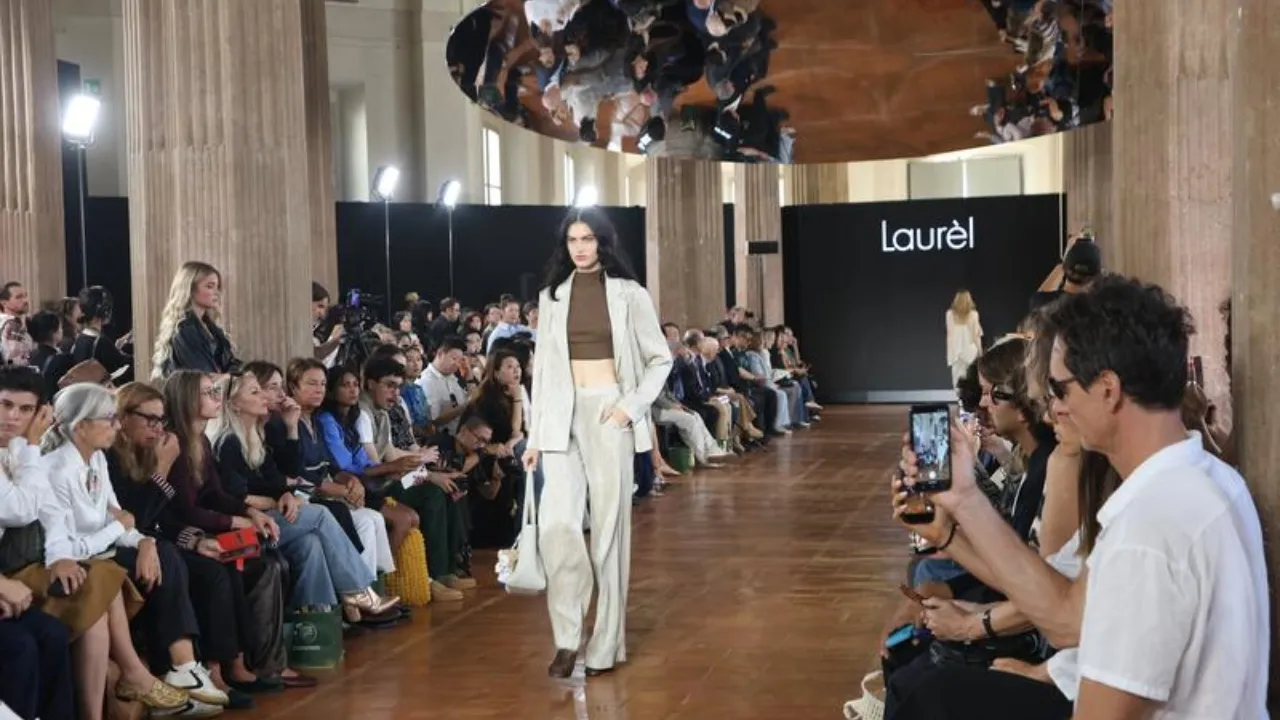 Milano, 22 settembre 2026. Una creazione di Laurèl sulla passerella dello Shenzhen Futian Fashion Event. Foto Xinhua/Michele Novaga