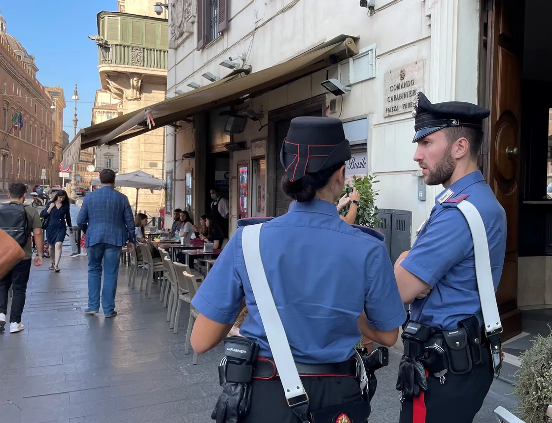 Raffiche di rapine in strada: due giovani arrestati dai carabinieri dopo gli scippi nel centro della Capitale