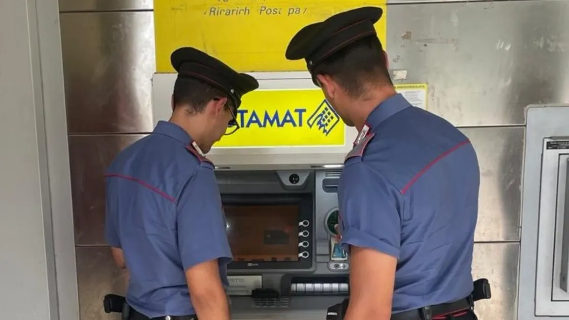 Tenta di prelevare al bancomat di Tor di Quinto, una coppia lo minaccia con le forbici e gli prende i soldi