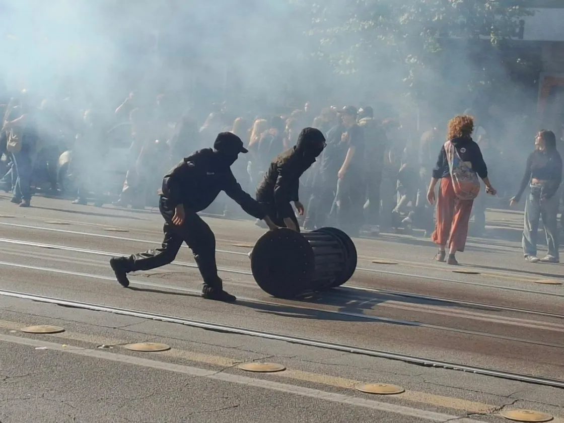 Corteo studenti, tensioni durante la manifestazione: le immagini degli scontri al vaglio della Digos