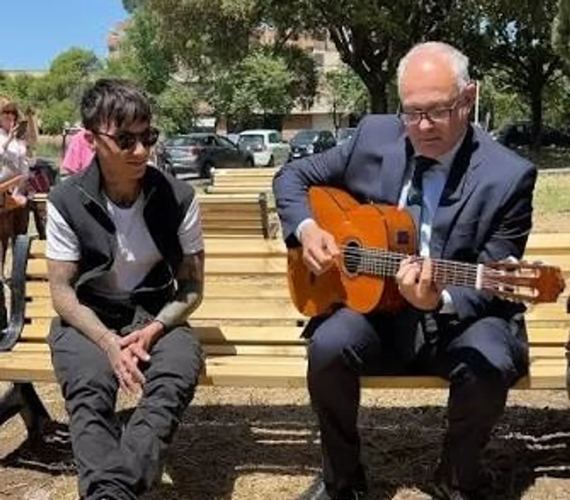 Ultimo e Gualtieri suonano insieme in un video su Instagram sulle nuove panchine donate dal cantante