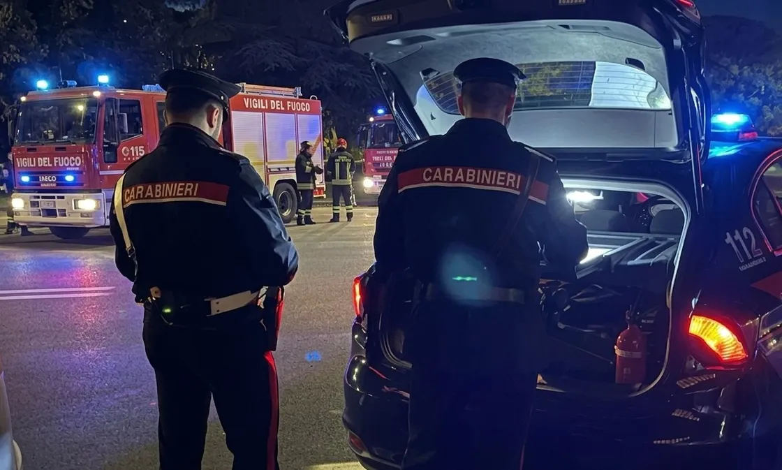 Monte Mario, raid incendiario nella notte: in fiamme cassonetti e auto, denunciato un 29enne
