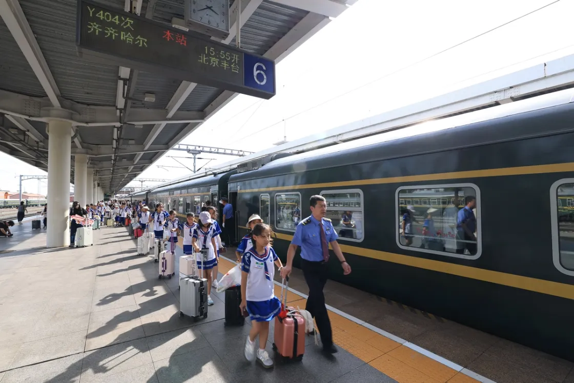 Cina, 598 studenti in viaggio verso Pechino a bordo di un “treno-aula”