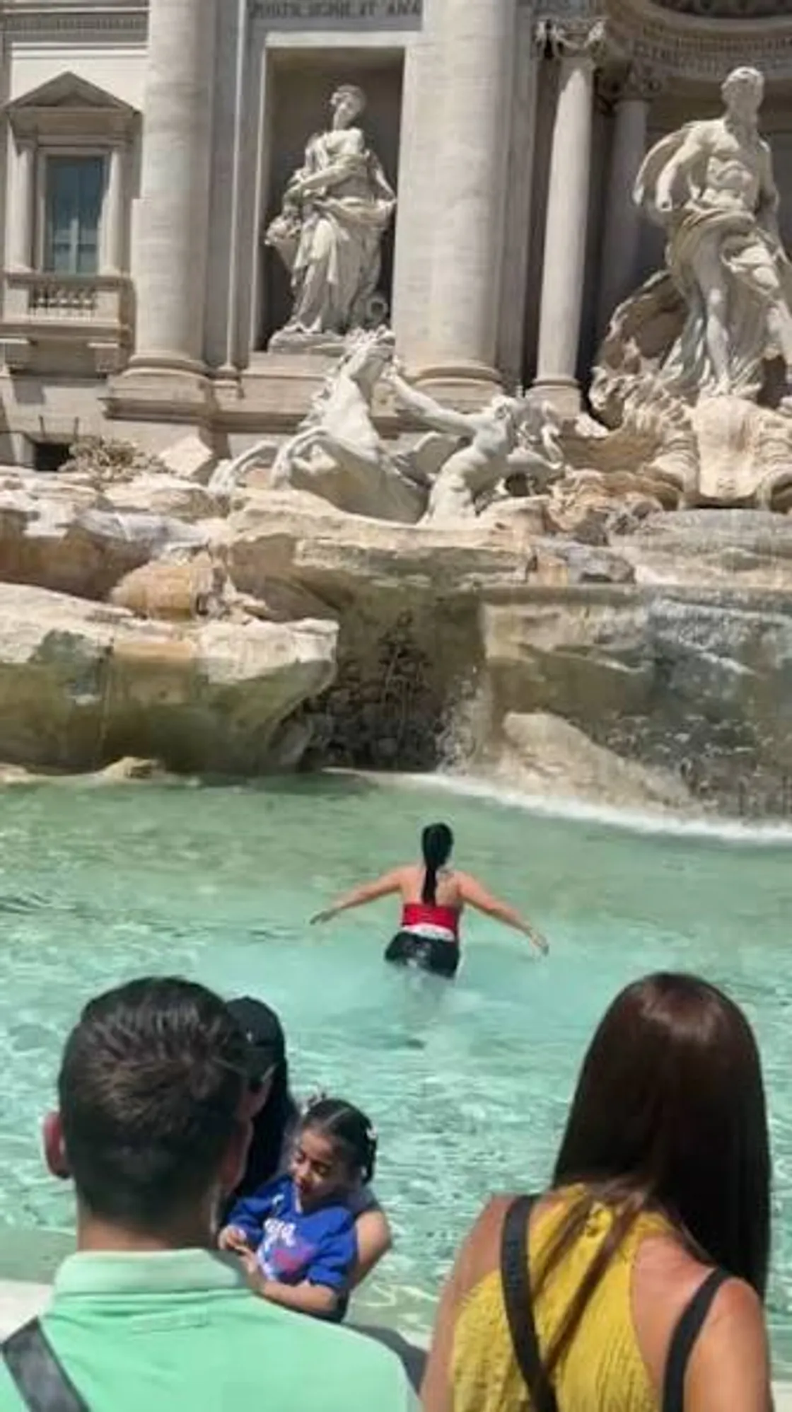 Si tuffa nella Fontana di Trevi e pubblica il video sui social: per la turista in arrivo multa da 450 euro