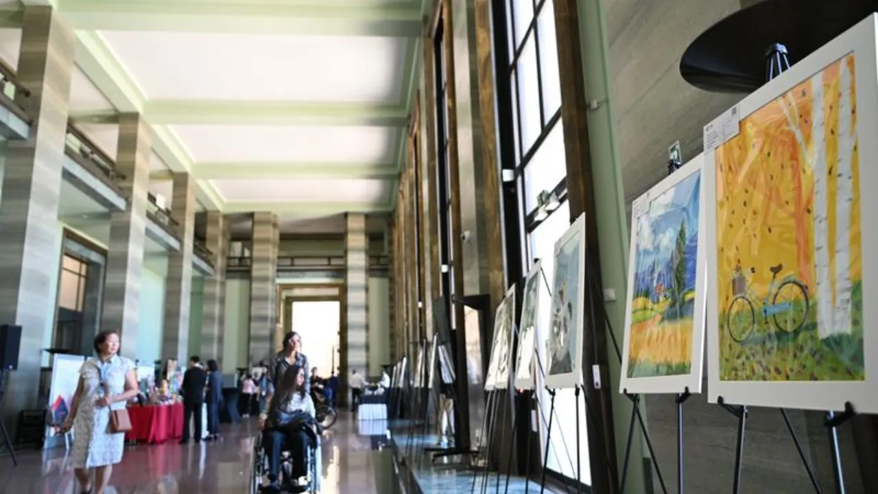 Visitatori alla mostra Accessibility for All organizzata al Palazzo delle Nazioni durante la 63esima sessione del Consiglio dei diritti umani. Ginevra, 15 settembre 2026. Foto Xinhua/Lian Yi