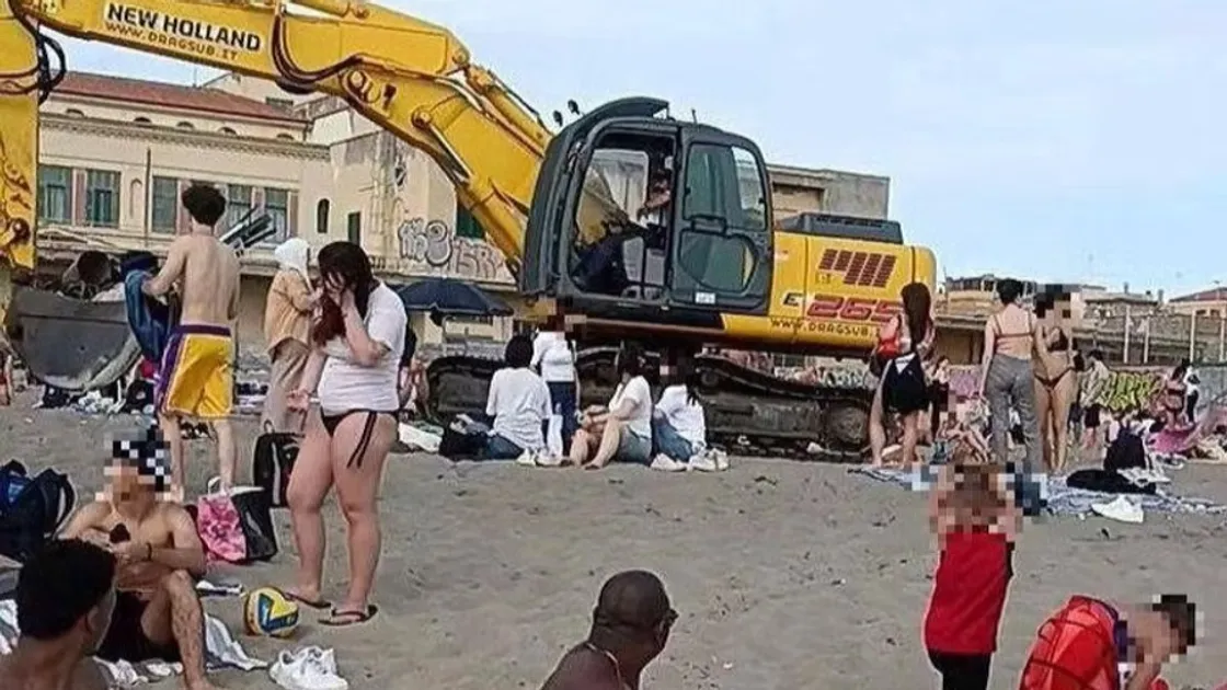 Ostia, ruspa tra i bagnanti sulla spiaggia libera «Gialla»: scoppia la polemica. Il Campidoglio risponde e annuncia verifiche