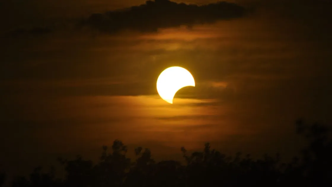 Eclissi solare, domani Roma guarda il cielo: il Sole tramonta «morso» dalla Luna