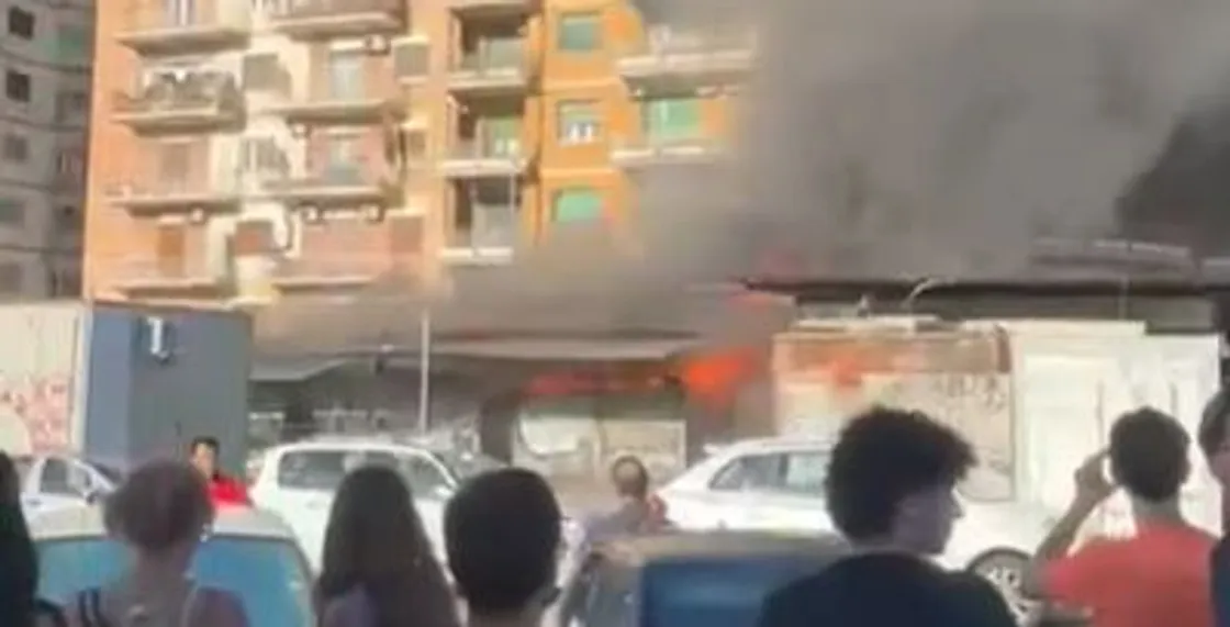 Incendio al mercato di Colli Albani, cosa resta dopo il rogo: la sfida per la sicurezza dei mercati rionali