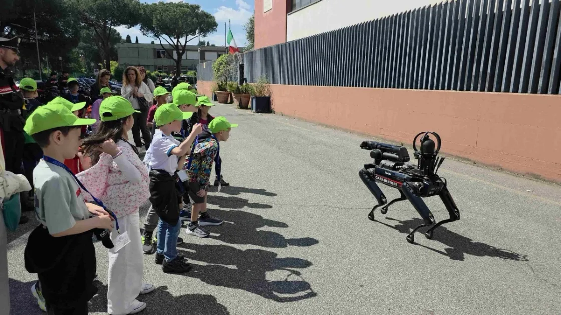 Tor Tre Teste, 46 alunni della Sibilla Aleramo in visita ai carabinieri di Roma Casilina