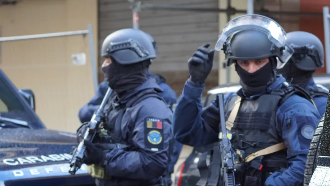 Sequestri di persona, torture e bombe per un borsone sparito: misure cautelari per 6 persone a Ostia