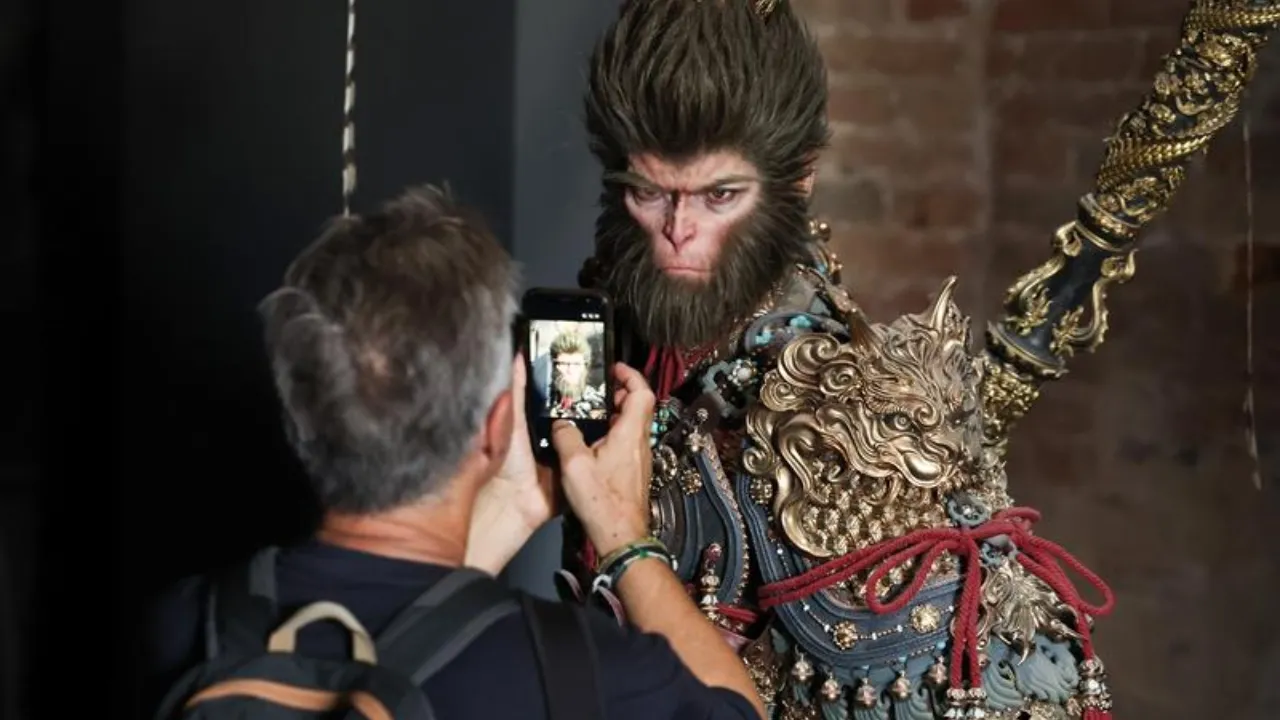 La scultura del protagonista di Black Myth: Wukong alla Biennale di Venezia. Foto Xinhua/Wang Kaiyan