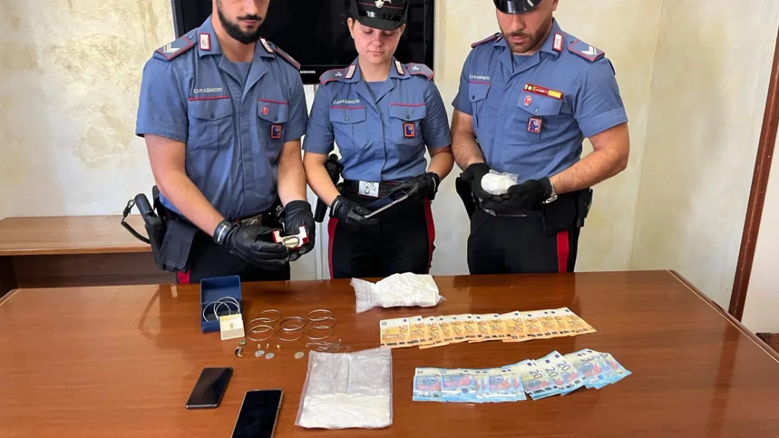 Finto carabiniere a Ostia, tentano di estorcere soldi e gioielli a un’87enne: due arresti