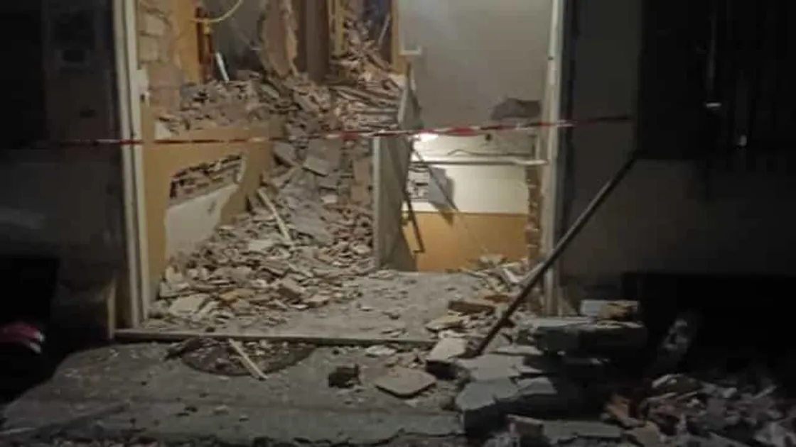 Bomba carta ad Ostia, sventrato l’androne di un palazzo. L’Ottobre di Piombo continua