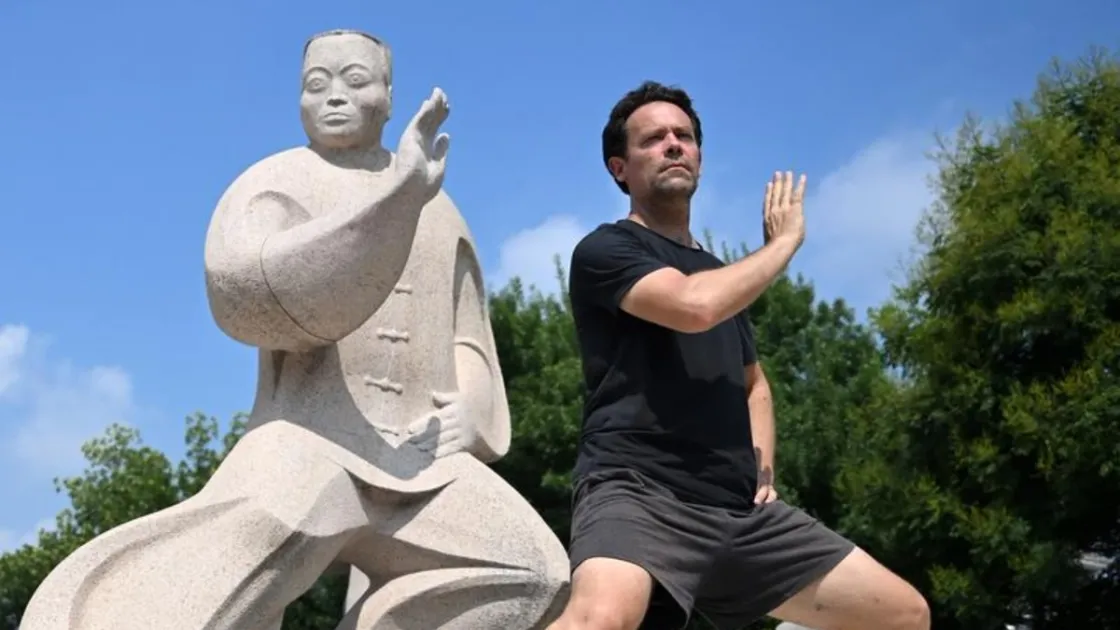 Joseph Dauey, appassionato britannico di taijiquan, pratica l’arte marziale nel villaggio di Chenjiagou, nella contea di Wenxian, il 26 agosto. Foto agenzia Xinhua