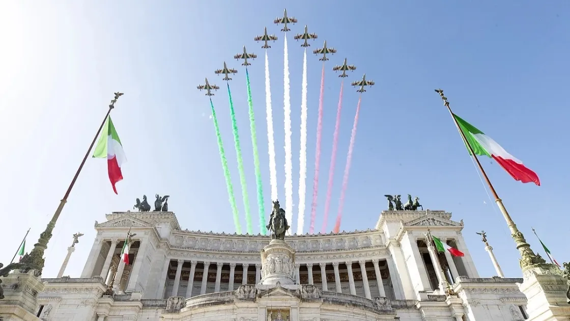Il passaggio delle frecce tricolori durante la Festa della Repubblica del 2022 (Quirinale.it)